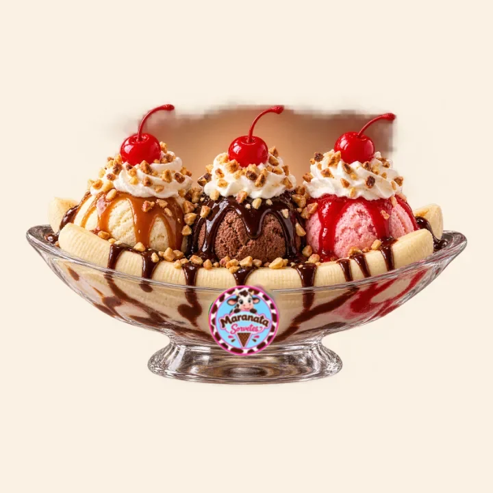 Banana split da Maranata com três bolas, calda e cereja